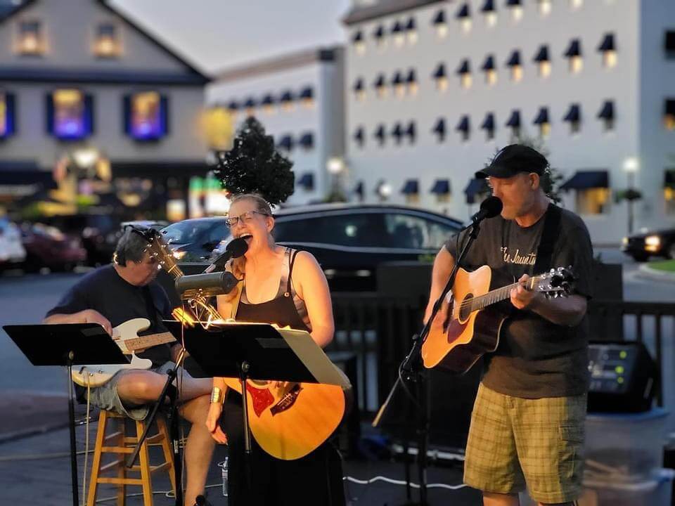 Live on the Grounds with Neil and Shannon